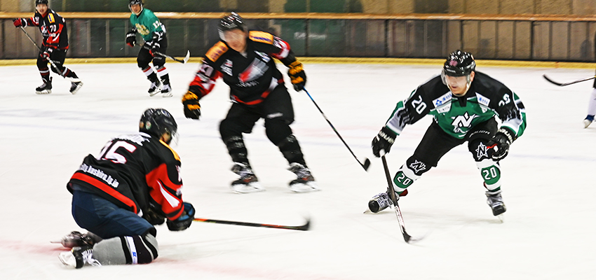 ノース2、終盤に突き放し快勝　市役所に8-3