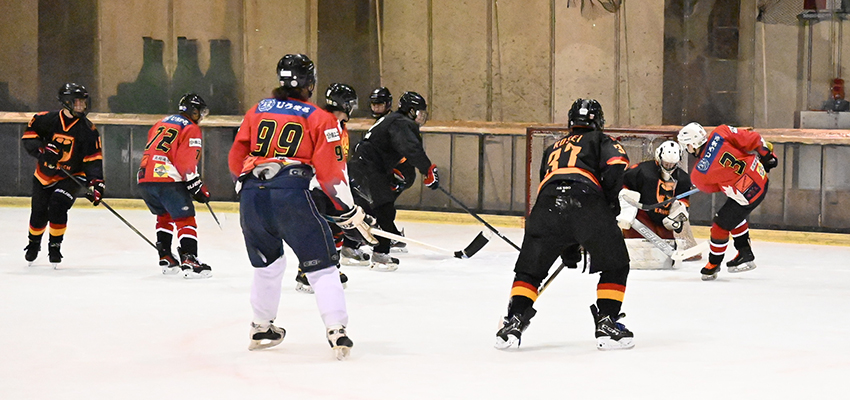 大学連合、接戦制す　松井がハットトリックの活躍