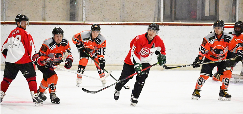 村上4発の大暴れ　釧路信金が7得点圧勝